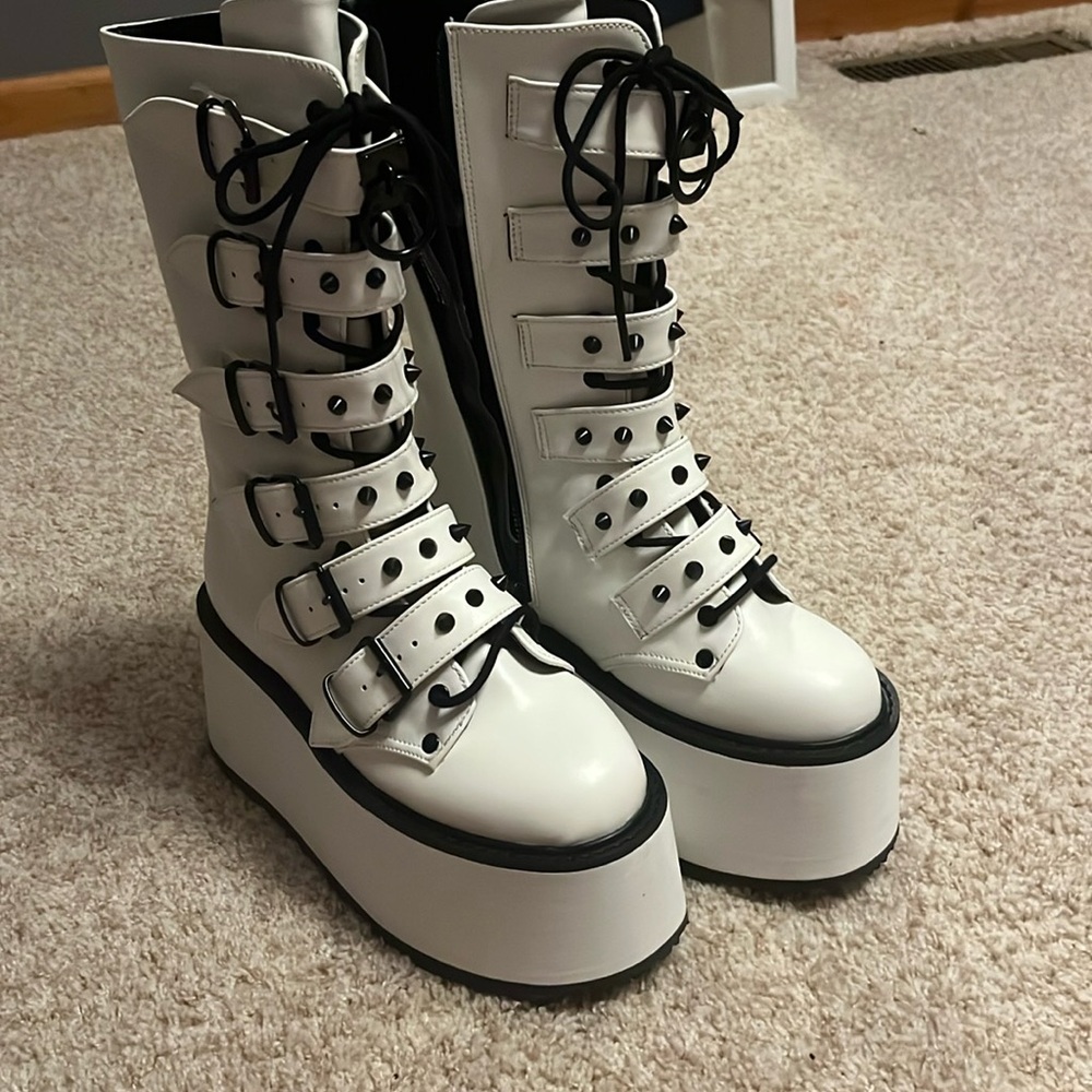 White and black Demonias